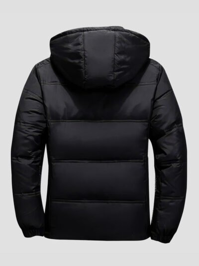 Veste doudoune noire épaisse et chaude avec capuche, conçue pour résister au froid et à l'humidité, idéale pour l'hiver, garantissant confort et style.