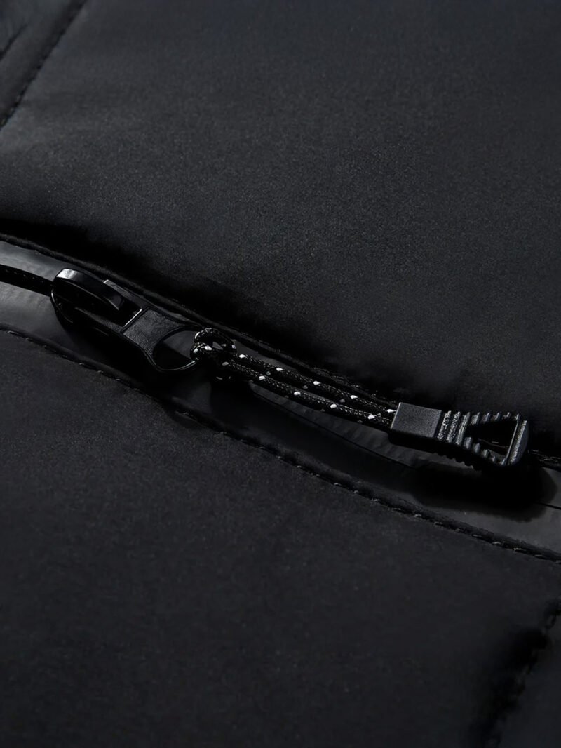 Fichier : veste-doudoune-noire-zippe-detail.jpg.